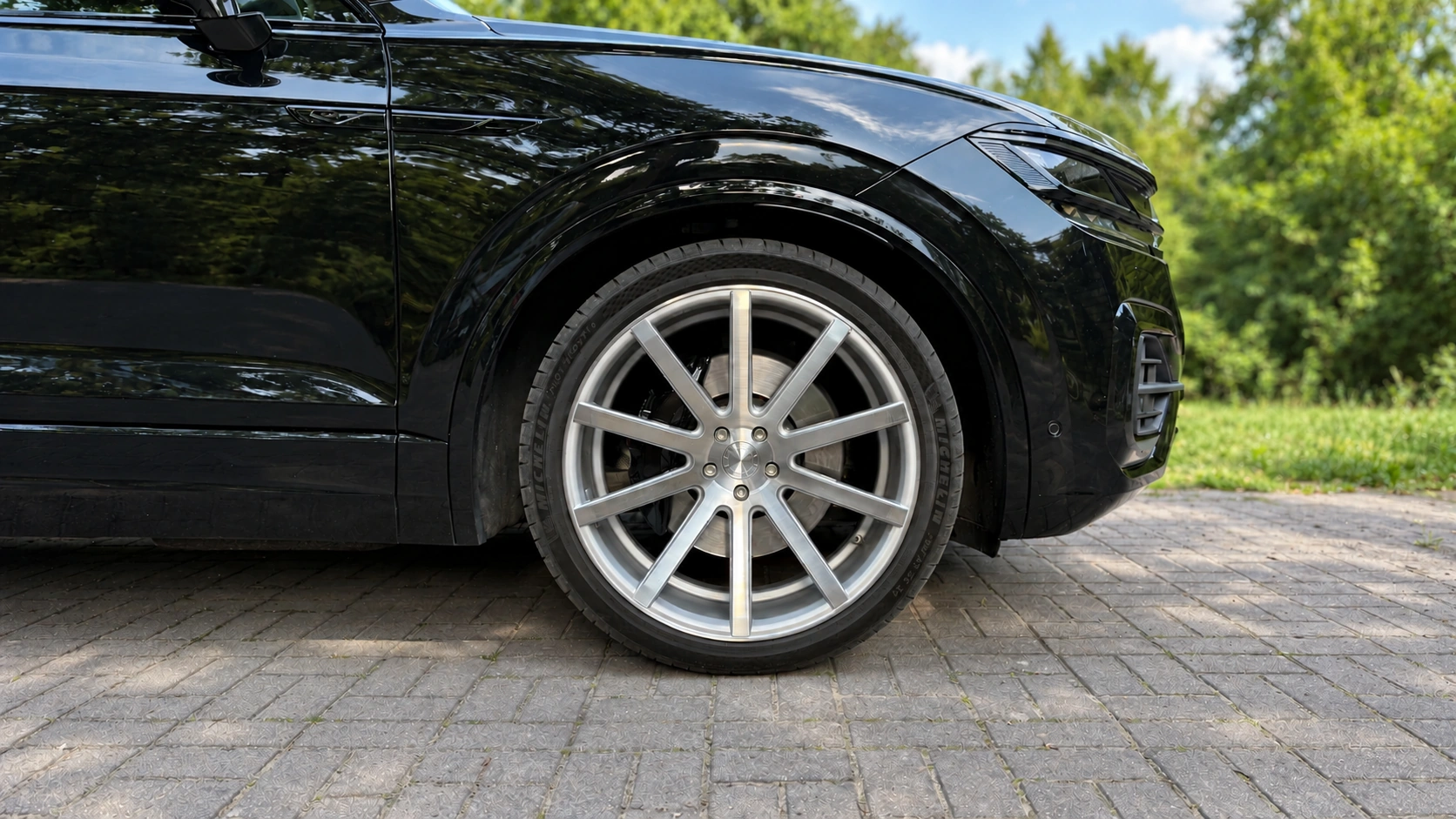 Silbernes CORSPEED Deville Rad mit Michelin Pilot Sport 4 S; Umgebung anonymisiert